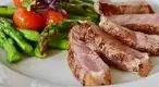 Seared-meat-with-asparagus-and-tomatoes.webp